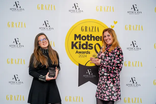 Служители на фирмата приемат награда "Най-добър пробиотик" в класацията на Mother & Kids Awards 2024