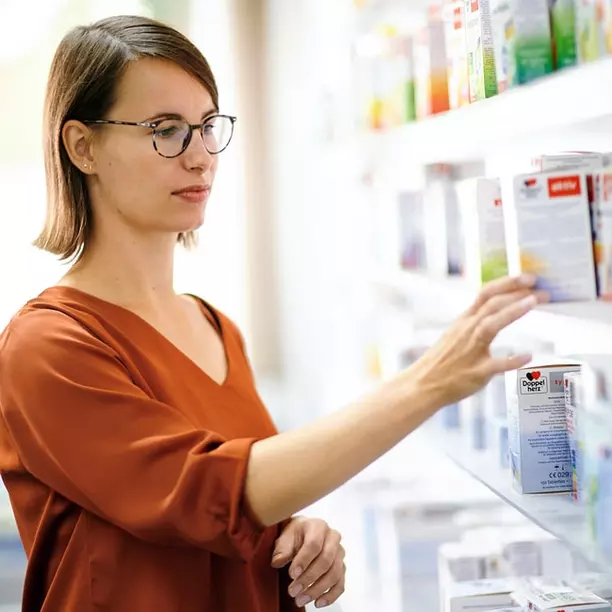 Жена с очила избира продукт Допелхерц