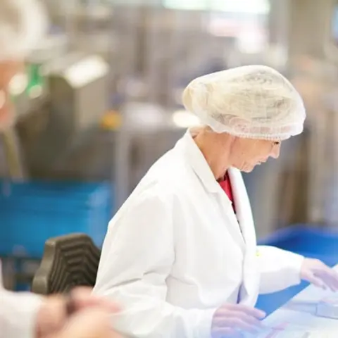 Технолози преглеждат опаковки Допелхерц